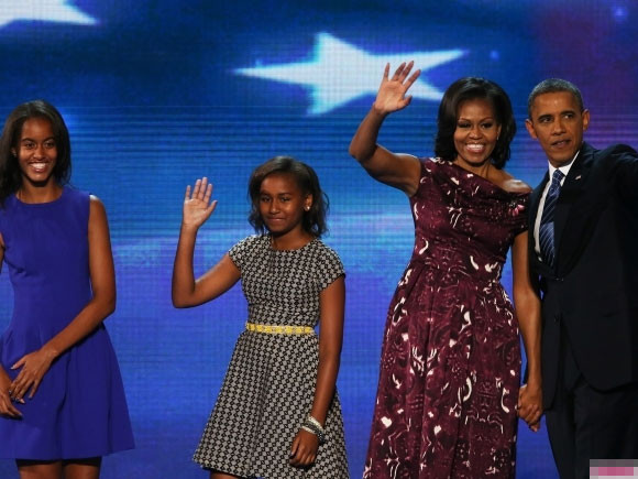 Sasha và Malia diện váy H&M vào một sự kiện tháng 9/2012 Sasha và Malia diện váy H&M vào một sự kiện tháng 9/2012