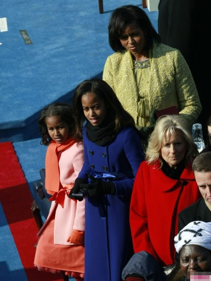 Hai cô bé xuất hiện tại buổi lễ nhậm chức của bố vào năm 2009 với hai chiếc áo vest hồng và xanh sang trọng Hai cô bé xuất hiện tại buổi lễ nhậm chức của bố vào năm 2009 với hai chiếc áo vest hồng và xanh sang trọng