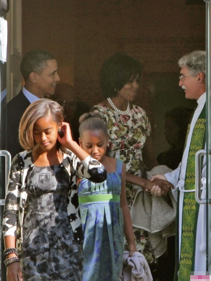 Sasha và Malia diện váy hoạ tiết hoa đi lễ nhà thờ tháng 9/2010 Sasha và Malia diện váy hoạ tiết hoa đi lễ nhà thờ tháng 9/2010