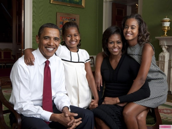 Ảnh chụp tại Annie Leibovitz tháng 9/2009. Trong khi Sasha diện váy trắng kẻ sọc đen thì Malia diện váy hoa văn Ảnh chụp tại Annie Leibovitz tháng 9/2009. Trong khi Sasha diện váy trắng kẻ sọc đen thì Malia diện váy hoa văn