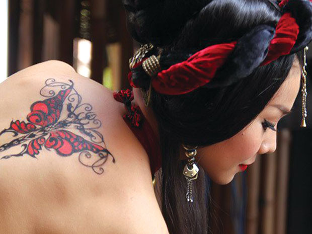 Diễn viên Thanh Hằng với hình xăm lúc vào phim Mỹ nhân kế. Diễn viên Thanh Hằng với hình xăm lúc vào phim Mỹ nhân kế.