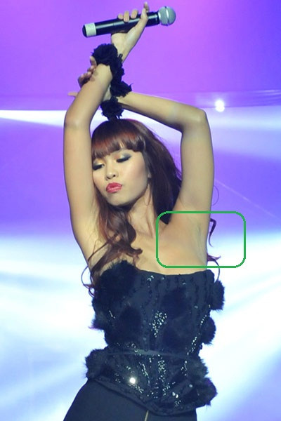 Dù đã dùng khá nhiều lớp phấn để phủ bớt vùng nách sạm màu, nhưng cũng chỉ giúp cô che được phần nào. Dù đã dùng khá nhiều lớp phấn để phủ bớt vùng nách sạm màu, nhưng cũng chỉ giúp cô che được phần nào.