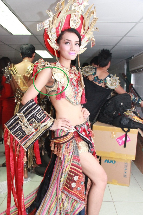 Có lẽ người đẹp này cần cẩn trọng hơn mỗi lần xuất hiện trước công chúng. Có lẽ người đẹp này cần cẩn trọng hơn mỗi lần xuất hiện trước công chúng.