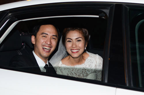 2. Tăng Thanh Hà và chiếc váy cưới 200 triệu lộng lẫy Nắm trong tay những nhãn hàng hiệu danh tiếng hàng đầu tại Việt Nam, Tăng Thanh Hà đáng lẽ là ngôi sao có tần suất mặc đồ hiệu cao nhất trên báo chí. Nhưng không, sự giản dị của cô được thể hiện đều đặn trong cả đời sống thường ngày lẫn trong showbiz. Họa hoằn lắm người yêu thời trang mới biết bộ váy cưới cô mặc trị giá đến 200 triệu đồng, của một thương hiệu thời trang danh giá. Chiếc váy cưới hiệu Monique Lhuillier của Tăng Thanh Hà. Váy trị giá 200 triệu đồng, theo một nguồn đáng tin cậy cho biết