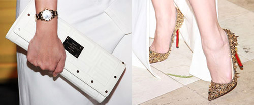 Kết hợp với bộ váy đắt tiền này, cô còn xài chiếc đồng hồ hiệu Rolex trị giá 110 triệu đồng, bóp Versace 40 triệu đồng và giày Christian Louboutin giá 100 triệu đồng