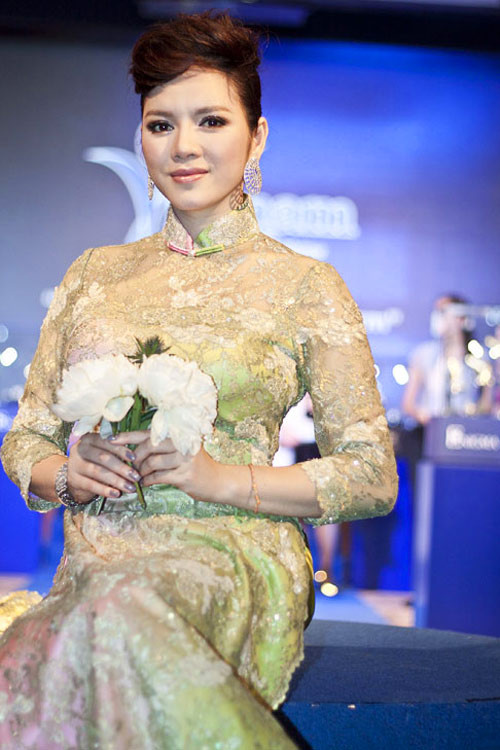 Một lần khác, cô cho biết chiếc áo dài đang mặc trị giá 12.000 USD (250 triệu đồng)