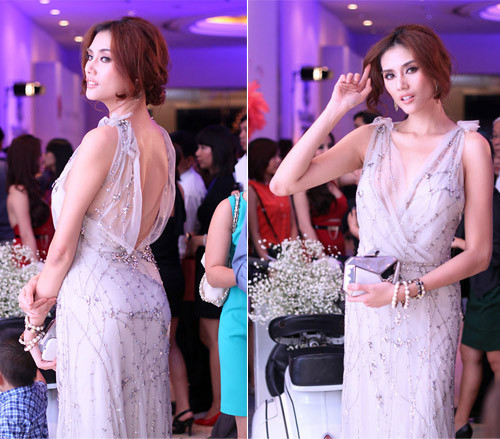 Đây là bộ đầm hiệu nằm trong BST váy cưới thu đông 2012 của Jenny Packham. Bộ cánh này có tên là Astrid theo tiếng Đức có nghĩa là "Nữ chúa sắc đẹp". Kết cấu váy, gam màu và từng đường kim mũi chỉ đều xuyên suốt với nguồn cảm hứng nhẹ nhàng, nữ tính và thanh tao tựa như nàng tiên sắc đẹp. Bộ váy Astrid được rao bán với giá tương đương với hơn 100 triệu đồng Việt Nam (5100$)