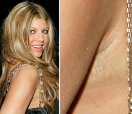 Nụ cười duyên dáng của Hilary Swank cũng không 'vớt vát' được sự duyên dáng của mình khi bị lộ vi-ô-lông trước ống kính. Nụ cười duyên dáng của Hilary Swank cũng không 'vớt vát' được sự duyên dáng của mình khi bị lộ vi-ô-lông trước ống kính.