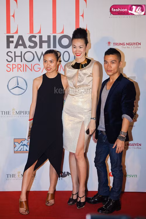 Người mẫu Thanh Trúc thời trang với chiếc váy da rắn và những đường cut-out bắt mắt.