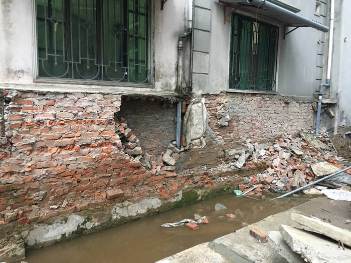 Hình ảnh nhà ông Phan Văn Hòa bị đơn vị thi công dự án FLC Twin Towers xâm phạm vào móng ngôi nhà của mình. Ảnh: V.P Hình ảnh nhà ông Phan Văn Hòa bị đơn vị thi công dự án FLC Twin Towers xâm phạm vào móng ngôi nhà của mình. Ảnh: V.P