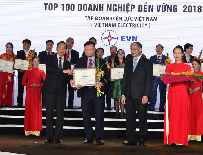 Tập đoàn điện lực Việt Nam được vinh danh tại Lễ công bố Doanh nghiệp bền vững tại Việt Nam năm 2018. Ảnh: EVN. Tập đoàn điện lực Việt Nam được vinh danh tại Lễ công bố Doanh nghiệp bền vững tại Việt Nam năm 2018. Ảnh: EVN.