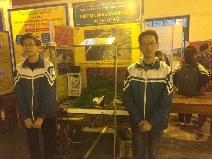 Em Bùi Quang Hiển lớp 10 chuyên Toán, em Lê Thái Trường Minh lớp 10 chuyên Lý bên sáng kiến “Hệ thống tự động cảnh báo sớm lũ lụt và sạt lở đất”. Ảnh: NVCC. Em Bùi Quang Hiển lớp 10 chuyên Toán, em Lê Thái Trường Minh lớp 10 chuyên Lý bên sáng kiến “Hệ thống tự động cảnh báo sớm lũ lụt và sạt lở đất”. Ảnh: NVCC.