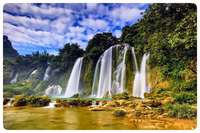 Thác nước hùng vĩ và đẹp nhất của Việt Nam trong công viên đại chất non nước Cao Bằng. Ảnh: Hữu Thông.