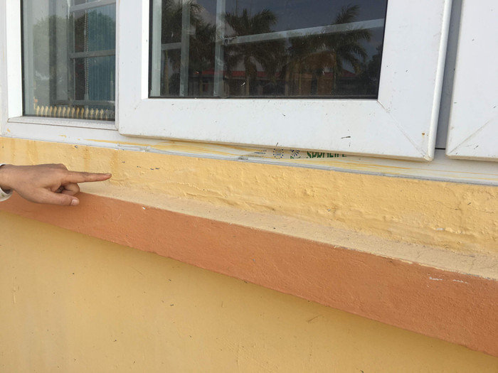 Nhiều chỗ thi công rất ẩu của đơn vị trúng thầu là Công ty Trách nhiệm hữu hạn Đầu tư và Xây dựng KBICO. Ảnh: Vũ Phương. Nhiều chỗ thi công rất ẩu của đơn vị trúng thầu là Công ty Trách nhiệm hữu hạn Đầu tư và Xây dựng KBICO. Ảnh: Vũ Phương.