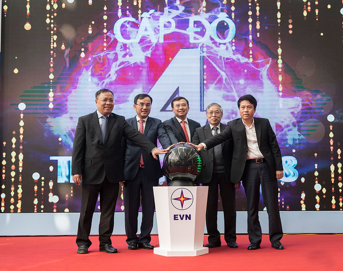 Dịch vụ điện cấp độ 4, mọi dịch vụ theo yêu cầu của quý khách hàng sử dụng điện từ khâu đăng ký, nhận kết quả đến thanh toán 100% thông qua trực tuyến. Ảnh: EVN.