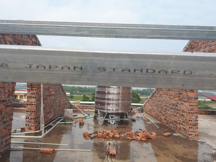 Thành viên Ban giám sát cộng đồng cũng cho biết, nguyên vật liệu là khung sát thép làm mái che trên tầng thượng của công trình bị thay bằng loại thép nhẹ hơn và là loại thép trôi nổi. Ảnh: NVCC. Thành viên Ban giám sát cộng đồng cũng cho biết, nguyên vật liệu là khung sát thép làm mái che trên tầng thượng của công trình bị thay bằng loại thép nhẹ hơn và là loại thép trôi nổi. Ảnh: NVCC.