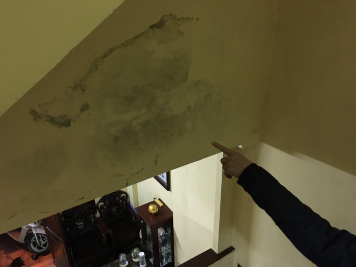 Nhà dân bị hư hỏng nhiều chỗ trần, tường nứt khiến nước mưa thấm vào gây loang lổ, phồng rộp đến nay vẫn chưa được đền bù mức thỏa đáng. Ảnh: V.P. Nhà dân bị hư hỏng nhiều chỗ trần, tường nứt khiến nước mưa thấm vào gây loang lổ, phồng rộp đến nay vẫn chưa được đền bù mức thỏa đáng. Ảnh: V.P.