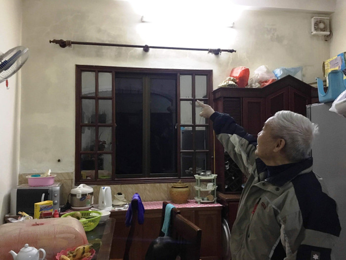 Ông Phan Văn Hòa chỉ vị trí tầng 1 trần và tường bị nứt, thấm nước do dự án FLC Twin Towers thi công gây ra. Ảnh: Vũ Phương. Ông Phan Văn Hòa chỉ vị trí tầng 1 trần và tường bị nứt, thấm nước do dự án FLC Twin Towers thi công gây ra. Ảnh: Vũ Phương.