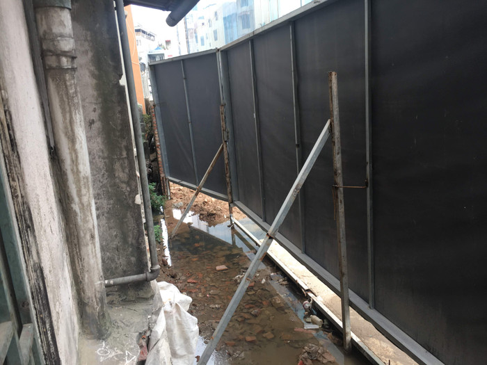 Phần móng nhiều nhà dân liền kề dự án FLC Twin Towers bị xâm phạm, luôn trong tình trạng ngập nước. Ảnh: NH. Phần móng nhiều nhà dân liền kề dự án FLC Twin Towers bị xâm phạm, luôn trong tình trạng ngập nước. Ảnh: NH.