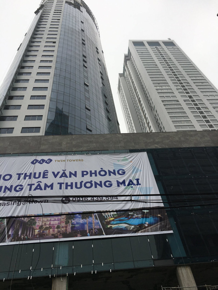 Tổ hợp nhà ở, văn phòng, trung tâm thương mại FLC Twin Towers số 265 Cầu Giấy đang hoàn thiện và đã có biển báo cho thuê văn phòng, nhưng nhiều hộ dân liền kề dự án bị hư hỏng chưa được đền bù thỏa đáng. Ảnh: V.P. Tổ hợp nhà ở, văn phòng, trung tâm thương mại FLC Twin Towers số 265 Cầu Giấy đang hoàn thiện và đã có biển báo cho thuê văn phòng, nhưng nhiều hộ dân liền kề dự án bị hư hỏng chưa được đền bù thỏa đáng. Ảnh: V.P.