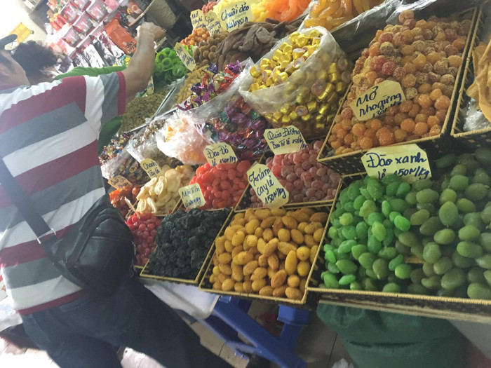 Hoa quả sấy các loại được bán với giá khá rẻ tại chợ Đồng Xuân. Ảnh: Vũ Phương. Hoa quả sấy các loại được bán với giá khá rẻ tại chợ Đồng Xuân. Ảnh: Vũ Phương.