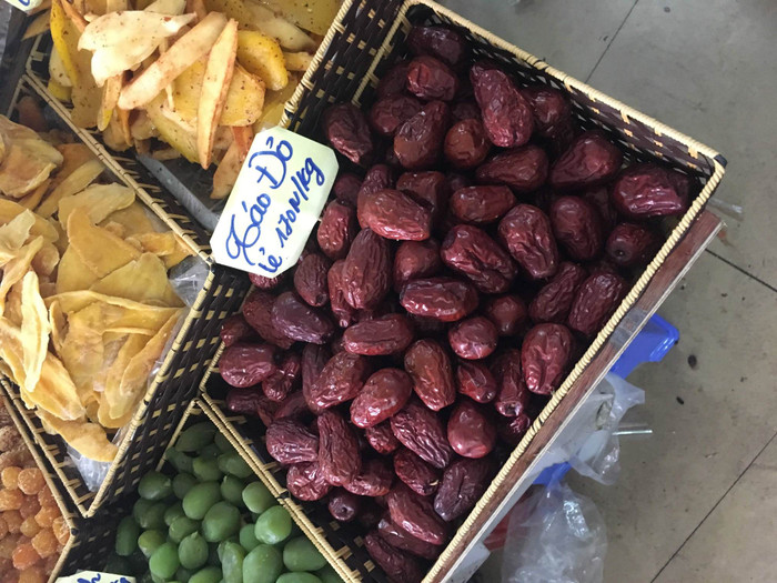 Hoa quả không rõ nguồn gốc xuất xứ, tem mác cũng được bày bán. Ảnh: Vũ Phương. Hoa quả không rõ nguồn gốc xuất xứ, tem mác cũng được bày bán. Ảnh: Vũ Phương.