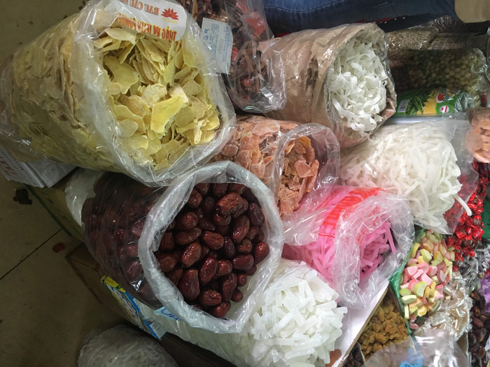 Mặt hàng mứt bí, mứt dừa, hoa quả sấy dẻo có màu sắc bắt mắt. Ảnh: Vũ Phương. Mặt hàng mứt bí, mứt dừa, hoa quả sấy dẻo có màu sắc bắt mắt. Ảnh: Vũ Phương.