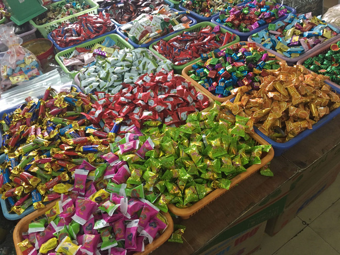 Nhiều mặt hàng kẹo bánh bán theo kg được bày bán ngập tại chợ Đồng Xuân. Ảnh: Vũ Phương. Nhiều mặt hàng kẹo bánh bán theo kg được bày bán ngập tại chợ Đồng Xuân. Ảnh: Vũ Phương.