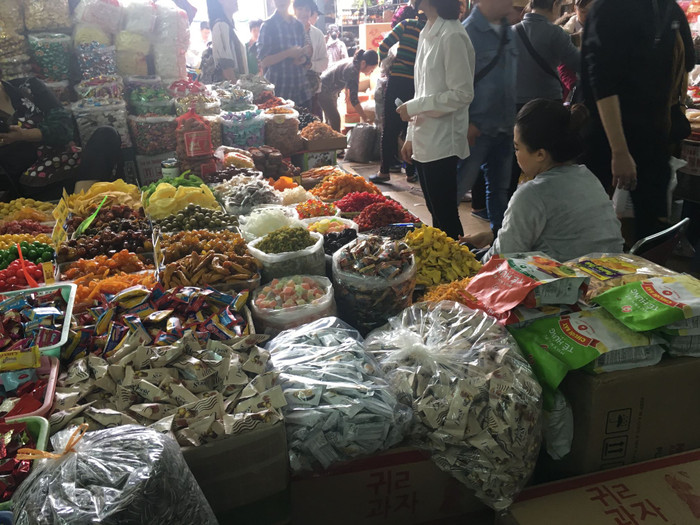 Nhiều mặt hàng kẹo bánh, hoa quả sấy dẻo, sấy khô đựng trong túi nylon không rõ nguồn gốc xuất xứ, không nhãn mác được bày bán tại chợ Đồng Xuân. Ảnh: Vũ Phương. Nhiều mặt hàng kẹo bánh, hoa quả sấy dẻo, sấy khô đựng trong túi nylon không rõ nguồn gốc xuất xứ, không nhãn mác được bày bán tại chợ Đồng Xuân. Ảnh: Vũ Phương.