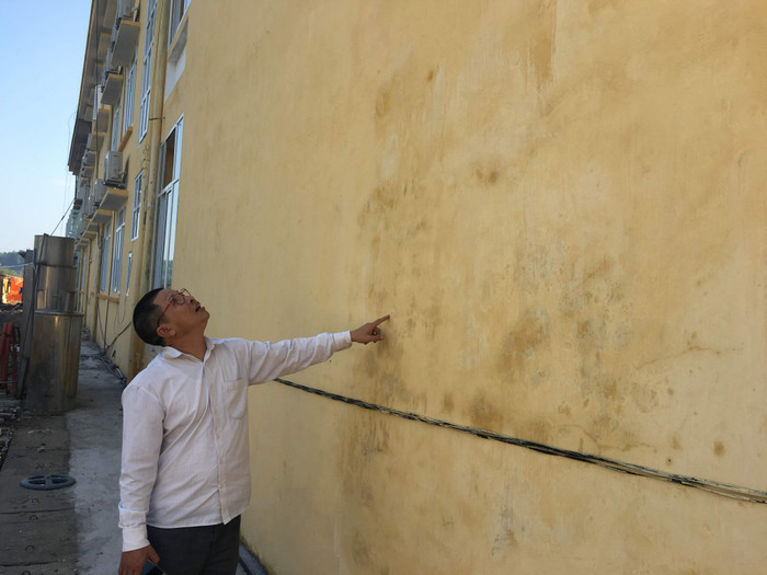 Vị trí đổ cột sai so với thiết kế và tường mới trát xong chưa được bao lâu đã xuất hiện ẩm mốc, phồng rộp, hư hỏng của công trình Trường mầm non xã Phù Lương được xây dựng bằng tiền ngân sách. Ảnh: Vũ Phương. Vị trí đổ cột sai so với thiết kế và tường mới trát xong chưa được bao lâu đã xuất hiện ẩm mốc, phồng rộp, hư hỏng của công trình Trường mầm non xã Phù Lương được xây dựng bằng tiền ngân sách. Ảnh: Vũ Phương.