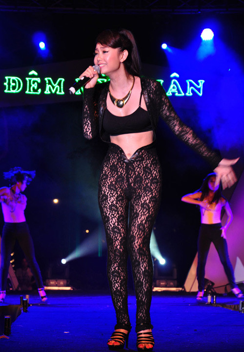 Minh Hằng bị dư luận chỉ trích khi diện bộ đồ ren bó chẽn lấy cơ thể để đi hát Minh Hằng bị dư luận chỉ trích khi diện bộ đồ ren bó chẽn lấy cơ thể để đi hát