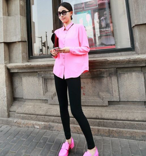 Sành điệu nhưng không quá chói bởi "khoảng" quần đen ngăn cách giữa 2 món đồ màu hồng neon Sành điệu nhưng không quá chói bởi "khoảng" quần đen ngăn cách giữa 2 món đồ màu hồng neon