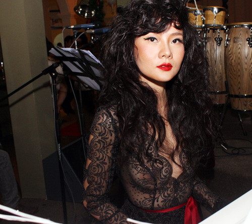 Bà mẹ một con Dương Yến Ngọc để lộ miếng dán ngực khi diện váy ren xuyên thấu ( Ảnh: Internet ) Bà mẹ một con Dương Yến Ngọc để lộ miếng dán ngực khi diện váy ren xuyên thấu ( Ảnh: Internet )