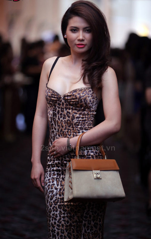 Nữ diễn viên khoe đường cong đẹp trong bộ đầm hai dây họa tiết da báo sexy
