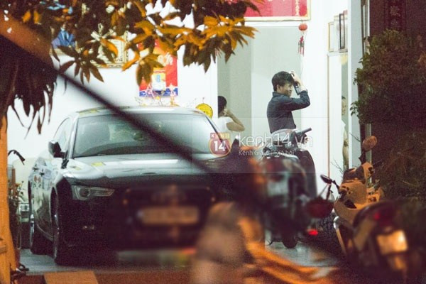 Công Vinh đứng trước gương khá lâu để chải chuốt Công Vinh đứng trước gương khá lâu để chải chuốt