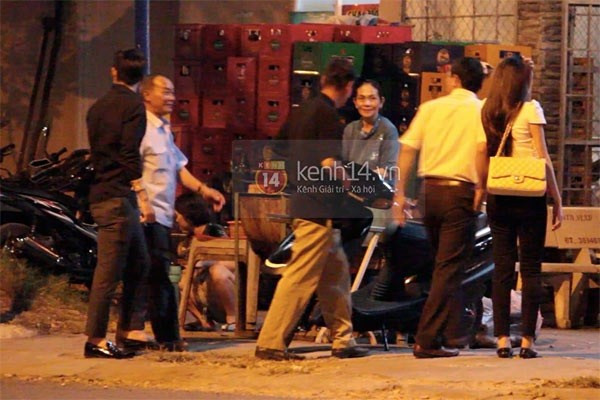 Cả gia đình cùng đến một quán ăn Cả gia đình cùng đến một quán ăn