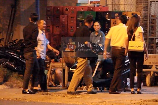 Cả gia đình cùng đến một quán ăn Cả gia đình cùng đến một quán ăn