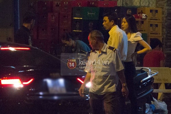 Công Vinh lái xe chở Thủy Tiên và người thân Công Vinh lái xe chở Thủy Tiên và người thân