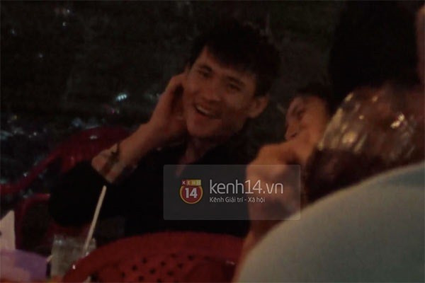 Công Vinh vui vẻ cười nói với Thủy Tiên Công Vinh vui vẻ cười nói với Thủy Tiên