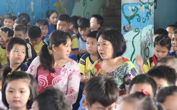 Giáo viên rút về Phòng Giáo dục và Đào tạo đồng nghĩa với việc thu nhập của họ bị giảm sút. (Ảnh minh họa trên Danviet.vn) Giáo viên rút về Phòng Giáo dục và Đào tạo đồng nghĩa với việc thu nhập của họ bị giảm sút. (Ảnh minh họa trên Danviet.vn)
