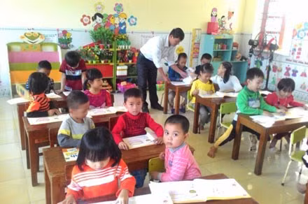 Giáo viên mơ ước được chuyên tâm vào công tác dạy học và có thể sống tốt bằng lương. (Ảnh minh họa: Laodong.com.vn) Giáo viên mơ ước được chuyên tâm vào công tác dạy học và có thể sống tốt bằng lương. (Ảnh minh họa: Laodong.com.vn)