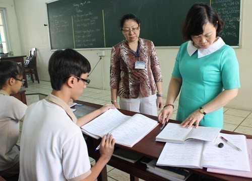 Giáo viên phải hoàn thành rất nhiều sổ sách, biểu mẫu vào cuối năm học. (Ảnh minh họa của Báo Giáo dục và thời đại) Giáo viên phải hoàn thành rất nhiều sổ sách, biểu mẫu vào cuối năm học. (Ảnh minh họa của Báo Giáo dục và thời đại)