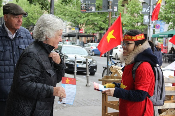 Nhiều tờ rơi đã được phân phát cho khách du lịch, cho những người đứng hai bên đường theo dõi cuộc biểu tình, để họ có thể hiểu rõ hơn những hành động sai trái, bất chấp luật pháp và các chuẩn mực quốc tế của Trung Quốc hiện nay. Nhiều tờ rơi đã được phân phát cho khách du lịch, cho những người đứng hai bên đường theo dõi cuộc biểu tình, để họ có thể hiểu rõ hơn những hành động sai trái, bất chấp luật pháp và các chuẩn mực quốc tế của Trung Quốc hiện nay.