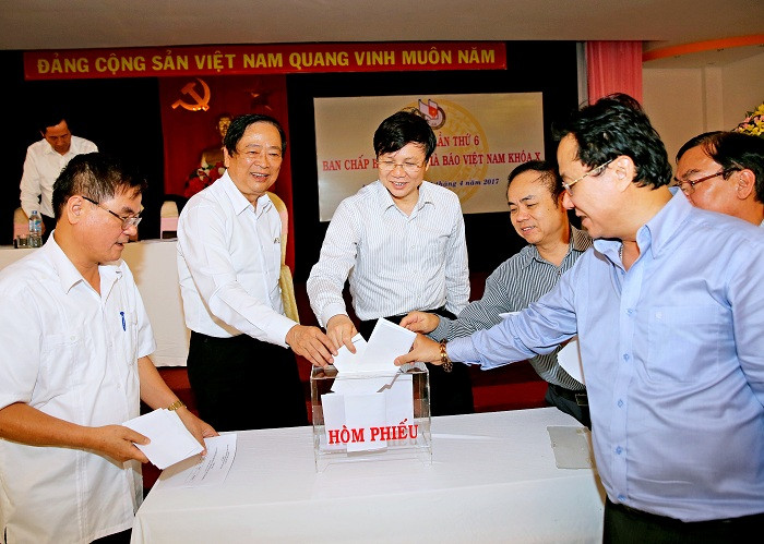 Các đồng chí ủy viên Ban Chấp hành bỏ phiếu bầu bổ sung đồng chí Hoàng Vĩnh Bảo là ủy viên Ban Chấp hành, ủy viên Ban Thường vụ Hội Nhà báo Việt Nam. Ảnh: Sơn Hải. Các đồng chí ủy viên Ban Chấp hành bỏ phiếu bầu bổ sung đồng chí Hoàng Vĩnh Bảo là ủy viên Ban Chấp hành, ủy viên Ban Thường vụ Hội Nhà báo Việt Nam. Ảnh: Sơn Hải.