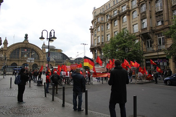 Những lá cờ, những tấm biểu ngữ cùng những tiếng hô vang dội của những người biểu tình đã gây sự chú ý cho những người Đức và du khách quốc tế, có người đứng lại chụp hình, trao đổi, tỏ thái độ ủng hộ cuộc biểu tình. Những lá cờ, những tấm biểu ngữ cùng những tiếng hô vang dội của những người biểu tình đã gây sự chú ý cho những người Đức và du khách quốc tế, có người đứng lại chụp hình, trao đổi, tỏ thái độ ủng hộ cuộc biểu tình.