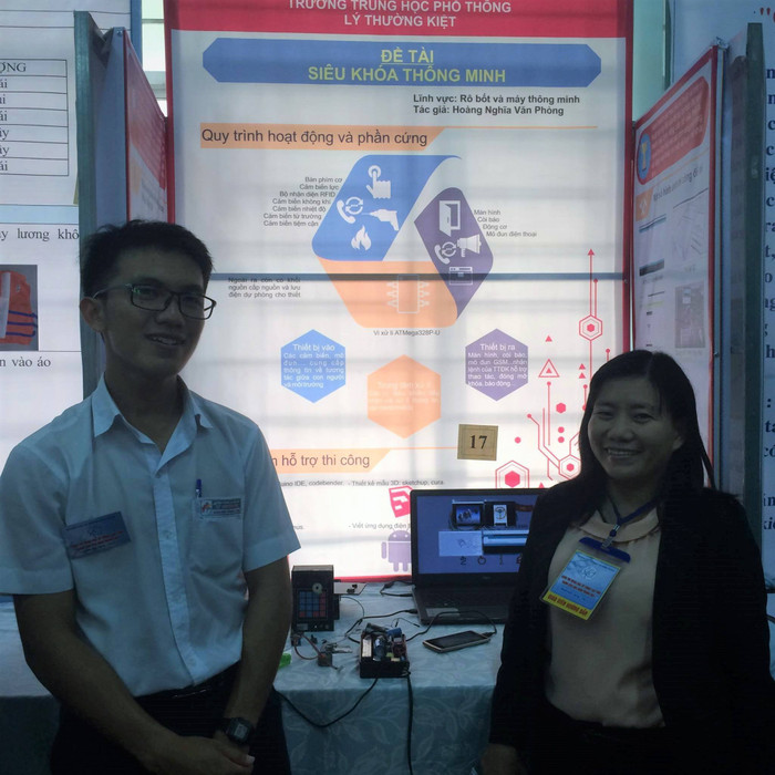 Hoàng Nghĩa Văn Phòng - học sinh lớp 12A7 Trường trung học phổ thông Lý Thường Kiệt thị xã La Gi (Bình Thuận) từng nhiều lần giành giải trong các cuộc thi về khoa học kỹ thuật. Hoàng Nghĩa Văn Phòng - học sinh lớp 12A7 Trường trung học phổ thông Lý Thường Kiệt thị xã La Gi (Bình Thuận) từng nhiều lần giành giải trong các cuộc thi về khoa học kỹ thuật.