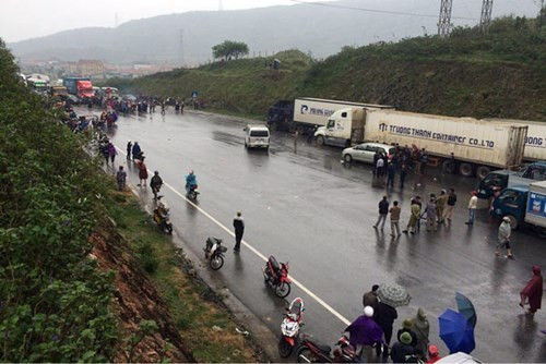 Ngày 9/4, Công an thị xã Kỳ Anh, tỉnh Hà Tĩnh đã ra quyết định khởi tố vụ án hình sự “Gây rối trật tự công cộng” liên quan đến vụ hàng trăm người dân tụ tập chặn xe trên quốc lộ 1A đoạn qua khu vực đèo Con. (Ảnh: Sài Gòn Giải Phóng) Ngày 9/4, Công an thị xã Kỳ Anh, tỉnh Hà Tĩnh đã ra quyết định khởi tố vụ án hình sự “Gây rối trật tự công cộng” liên quan đến vụ hàng trăm người dân tụ tập chặn xe trên quốc lộ 1A đoạn qua khu vực đèo Con. (Ảnh: Sài Gòn Giải Phóng)