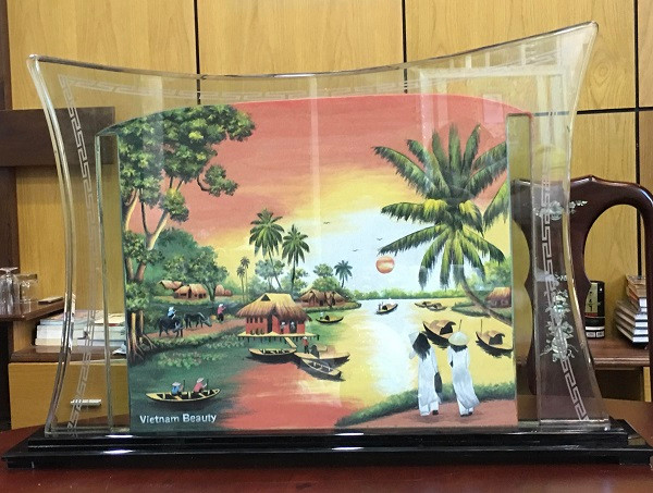 Mặt sau bức tranh cát &quot;Gạc Ma - Vòng tròn bất tử&quot; là khung cảnh làng quê Việt Nam thanh bình.