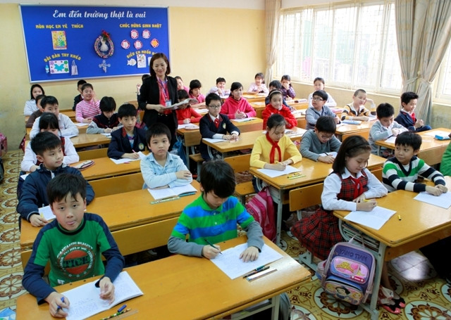 Cô giáo Phan Tuyết cho rằng chương trình bậc tiểu học mới nặng về kiến thức hơn chương trình cũ. (Ảnh minh họa: Báo Nhân Dân) Cô giáo Phan Tuyết cho rằng chương trình bậc tiểu học mới nặng về kiến thức hơn chương trình cũ. (Ảnh minh họa: Báo Nhân Dân)