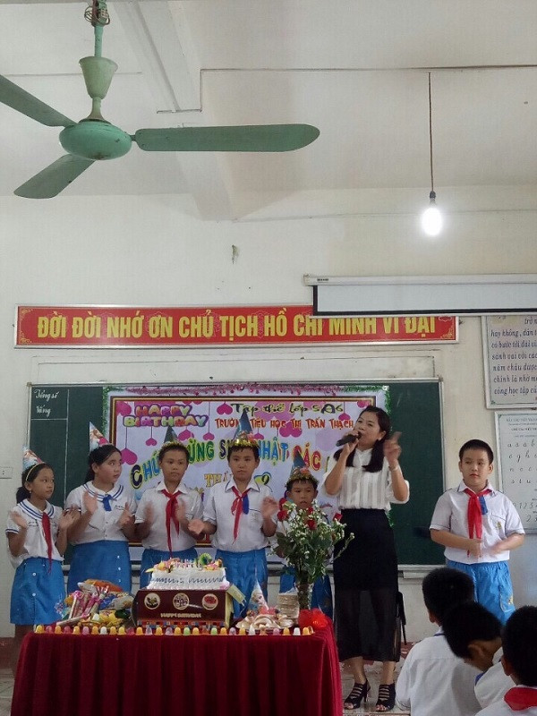 Tổ chức sinh nhật tập thể cho các em học sinh. (Ảnh tác giả cung cấp).